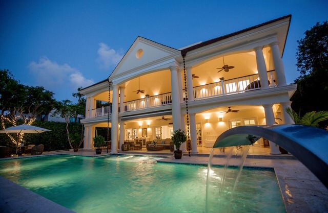 Luxury Sunshine Villa -outdoor movie screen & pool heated(50x17ft), CHEF & staff