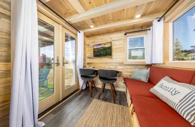 Luxury Tiny Home/Base Camp to Ouray, Telluride/3 Queen beds/Washer & Dryer/Smart TV/Hot Tub Access/Patio w/Mountain Views/Fire Pit/11 mi to Airport