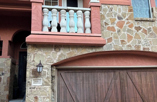 Luxury Townhome: 3BR, Pool Access, 2 Living Spaces & Outdoor Oasis 2 Balconies