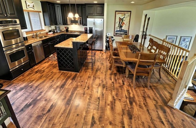 Luxury Townhome Gourmet Kitchen & Private Hot Tub, Sleeps 10-12