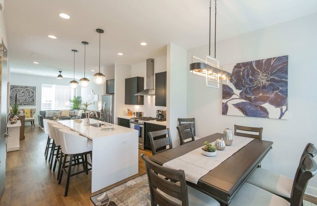 Luxury Townhome★11 Beds★Breathtaking Views★Mins DT