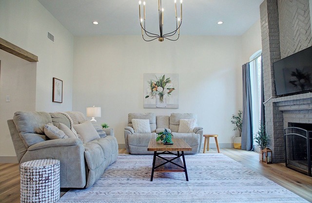 Luxury-Toxic Free Amenities, 4 BD 2 BA, Sleeps 11, Pleasant Grove, fenced yard