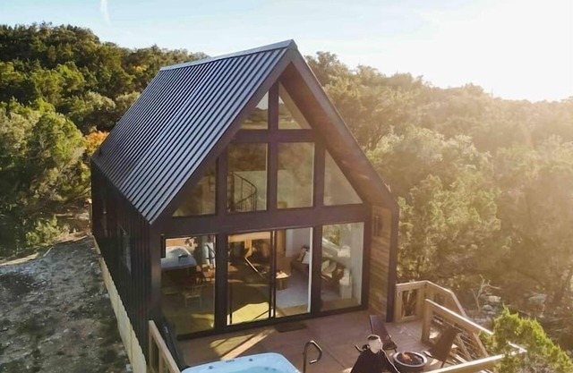 Luxury Treehouse 10mins to Lake, River &Wimberley!