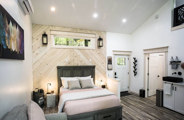 Luxury Treehouse 20 miles from asheville.