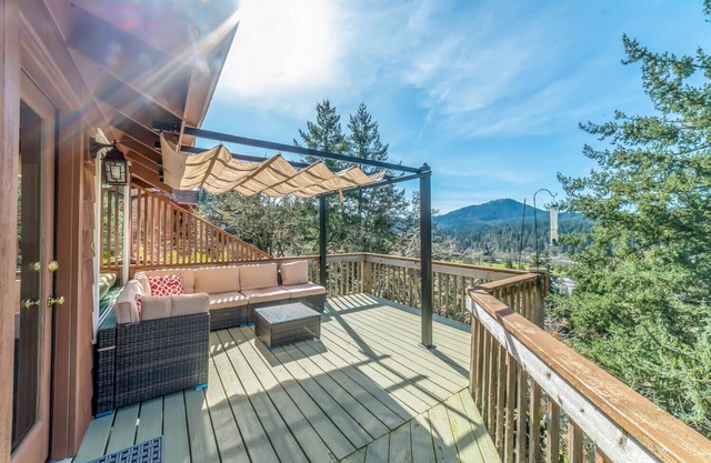 Luxury Treehouse Home | Eugene Views | Large Deck