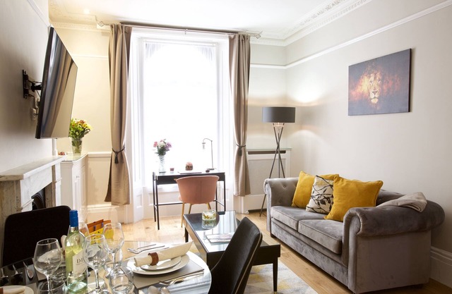 Luxury two Bedroom Apartment Minutes From Victoria Station!