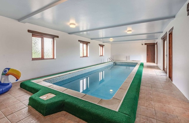Luxury two bedroom holiday cottage with indoor swimming pool - The Pool House