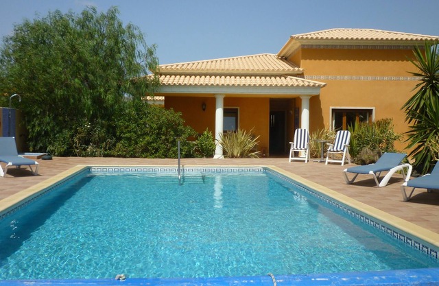 Luxury Villa, 4 Bedrooms, Private Pool, Hot-Tub, 15 mins to Beach.
