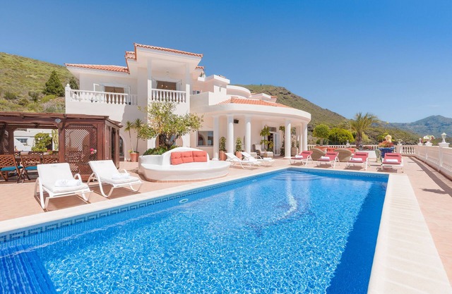 LUXURY VILLA & APARTMENT ADEJE PRIVATE HEATED POOL, CINEMA, PANORAMIC SEA VIEWS
