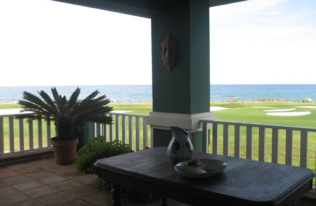 Luxury villa with private pool, terrace overlooking the golf course and the sea