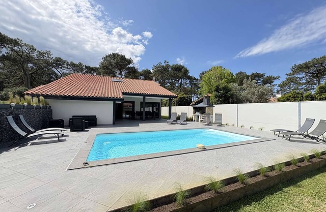 Luxury villa with heated pool near ocean in Biscarrosse Plage
