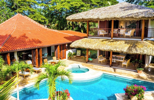 Luxury Villa less than 400 meter walk to the Beach - Pool & Jacuzzi Sleeps 10-12