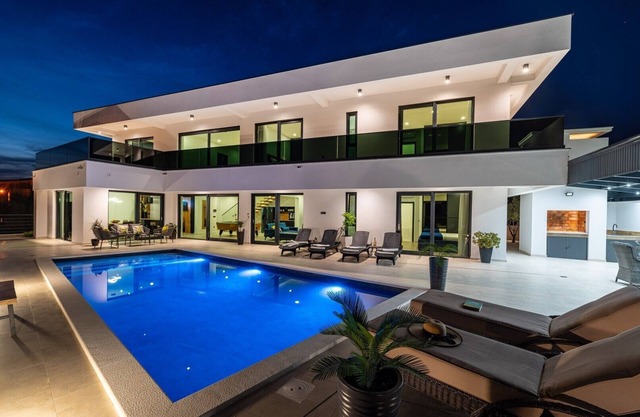 Luxury Villa Royal Hill with 34 m2 pool, family, sea view, bbq