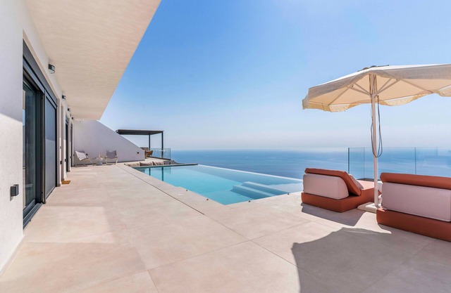 Luxury villa, stunning seaviews!