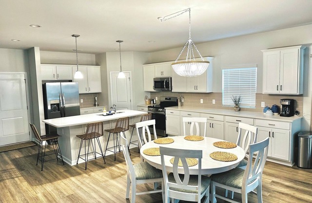 Luxury Villa with Full Amenities, Near Beach/Golf, Long Term Availability