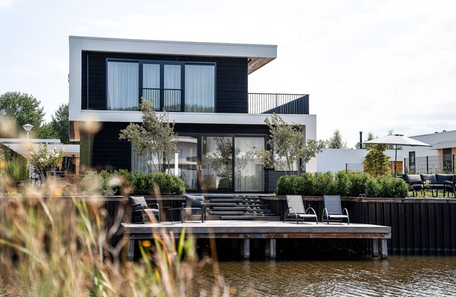 Luxury villa with 4 bedrooms and bathrooms, a south-facing roof terrace, private jetty and a stylish open kitchen. Perfect for families and groups of friends!