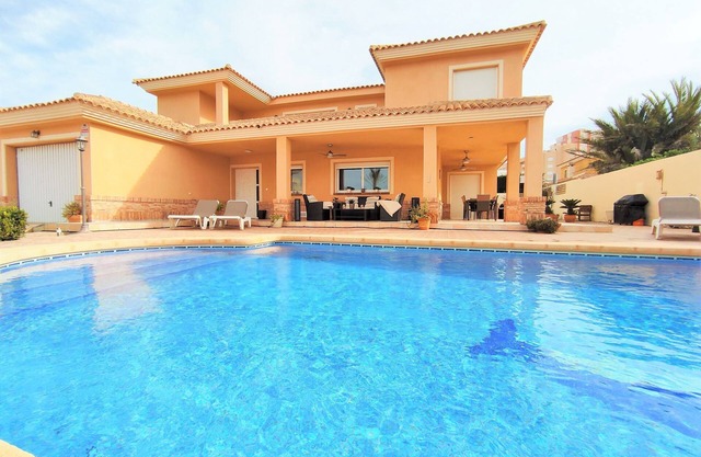 Luxury Villa with 4 bedrooms only 300 meters from the beach