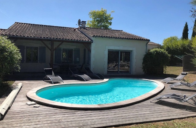 Luxury villa with covered terrace in Chalais