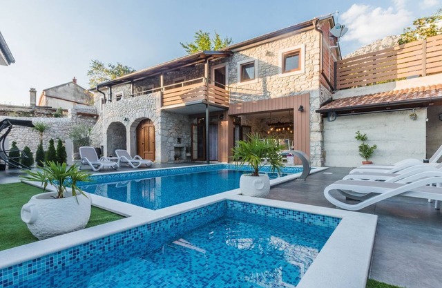 Luxury villa with heated pool, quiet location - TRAVELER Reiseburo Krk - ID 2204