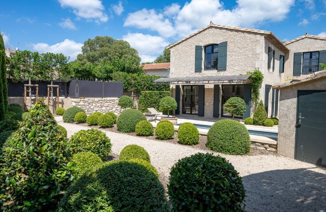 Luxury villa with private heated pool, Eygalieres centre