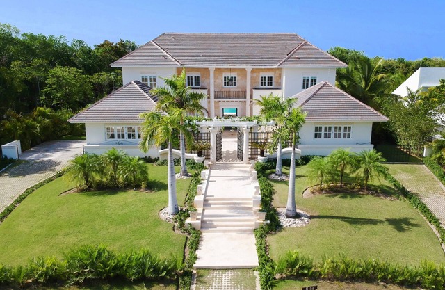 Luxury Villa with Private Pool, Cook,Maid & Golf Cart in Exclusive Punta Cana