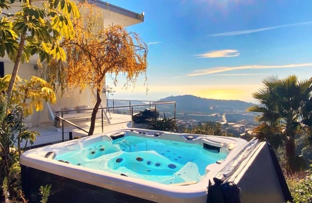 Luxury w/Sea Views 15 min to central Barcelona!