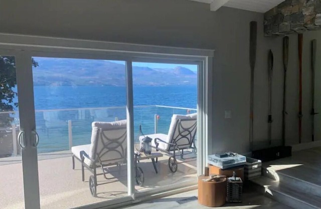 Luxury Waterfront Home, wifi, bbq, sleeps 12