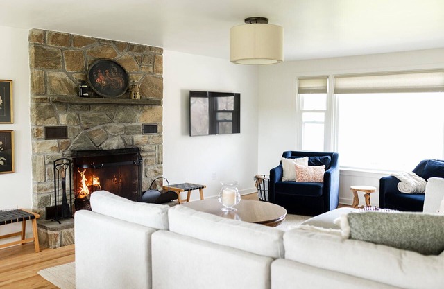 Luxury Waterfront Cottage with Wood Burning Fireplace + Hot Tub + Backyard Sauna