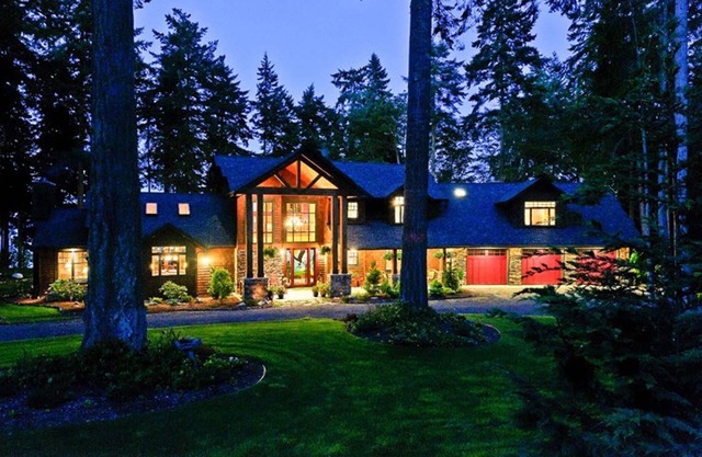 Luxury WATERFRONT LODGE on Whidbey Island, Hot Tub, Private Beach, 3 Fireplaces.