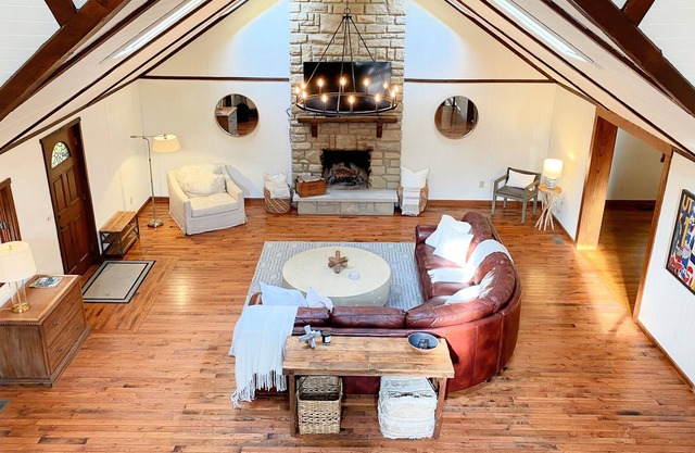 LUXURY Wooded Hilltop Villa Lodge in Hocking Hills