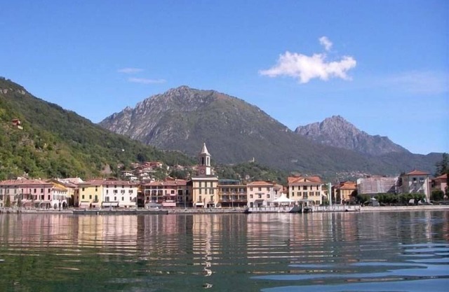 Luxury wooden chalets in a beautiful location at the family campsite right on Lake Lugano