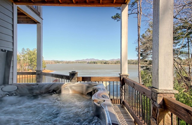 LuxuryLakefront, Boat, Double Dock, Hot Tub, Firepit, Kayaks, Paddle boards