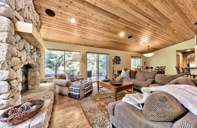 LX26 Lake Tahoe 6 bedroom home with Hot Tub Mountain View