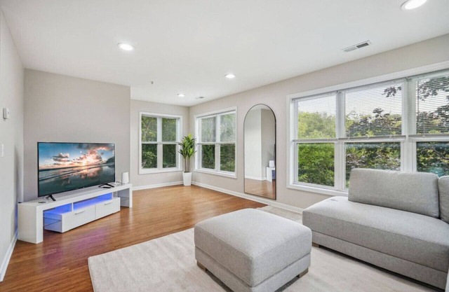 Lyndale Flat 4BR 5BA Apartment with Rooftop