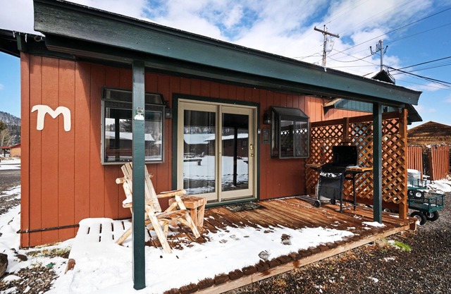 "M" Moose Studio Cabin with private hot tub