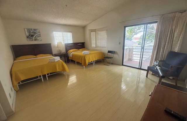 M3-Spacious 4-bedroom villa in awesome Alhambra with WiFi, AC