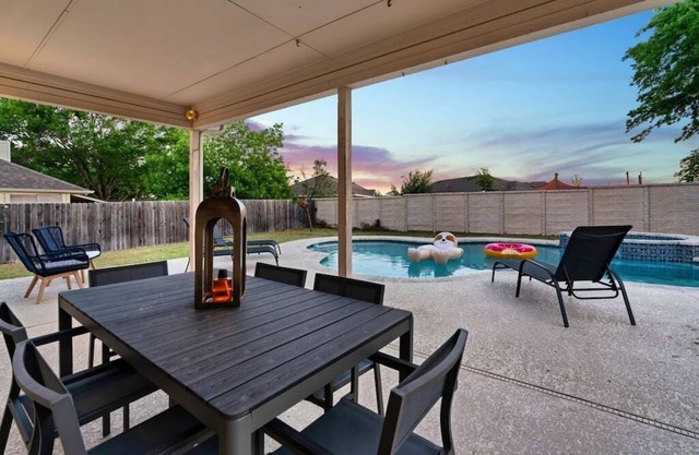 Mad Hatter Haven: Heated Pool & Playroom!