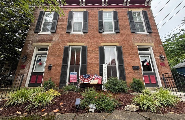 Madison Manor By the River: Sleeps up to 15, Walk to Historic Downtown