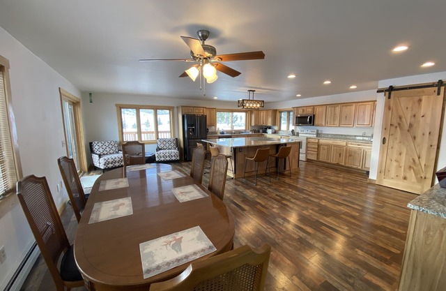 Madison Valley View-Ideal Kitchen-Pet Friendly