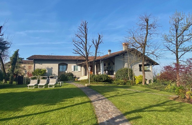 MAESTOSA VILLA A POCHI KM FROM GARDA LAKE WITH LARGE GARDEN AND 2 PORTICATES