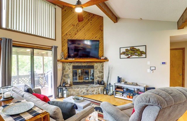 Maggie Valley Mountain Escape w/Fireplace & Deck!