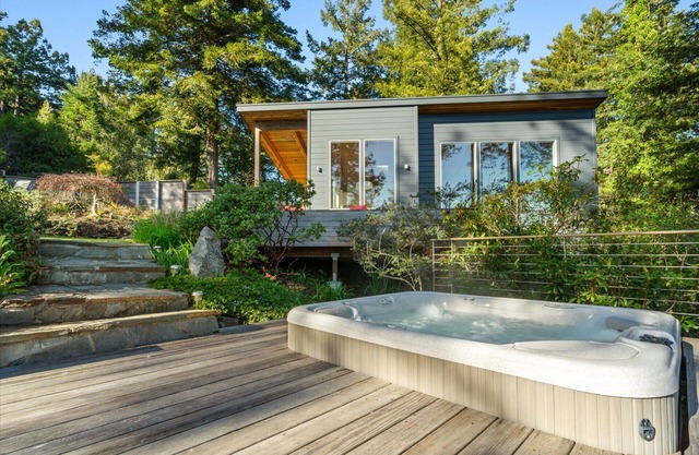 Magic Madrone- Stunner Home Top of Redwoods! Astonishing Views! HotTub/WiFi