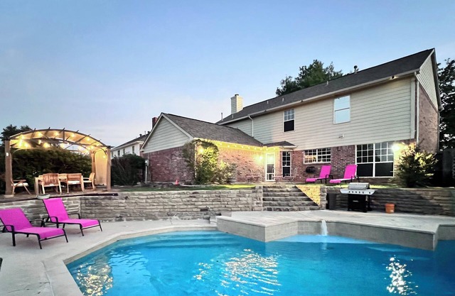 Magic Oasis, Pool, Pavilion on large lot, Fantastic View, Sleep 16nn