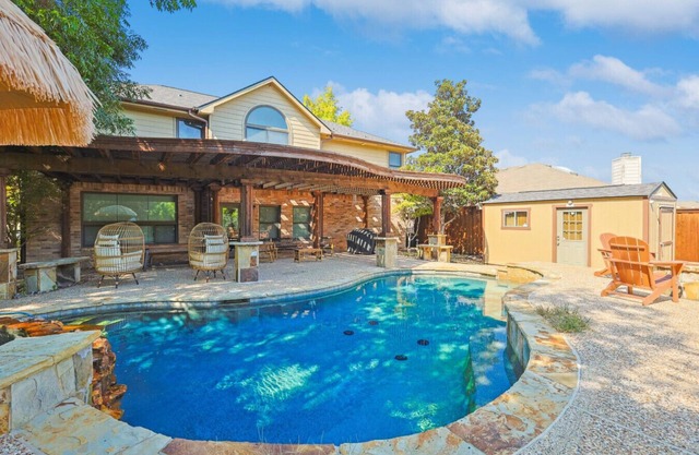 Magical 5BR W Pool+Hot Tub, Lake, Basketball Court