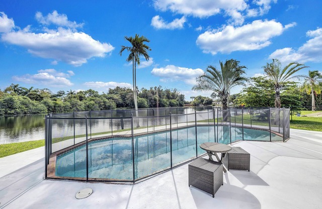 Magical Lakefront Pool Home close to Beach Hard Rock Guitar Hotel Airport