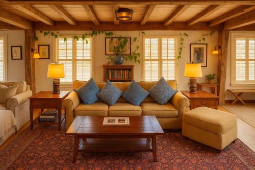 Magical Post And Beam Loft Downtown Newport!