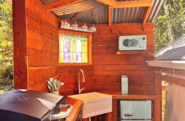 Magical Redwood Retreat in the Santa Cruz Mountains: Luxury Tree Fort Staynn