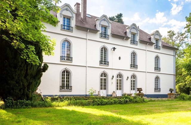 Magnificent 7-bedroom château set in 3 hectares of parkland 1 hour from Paris