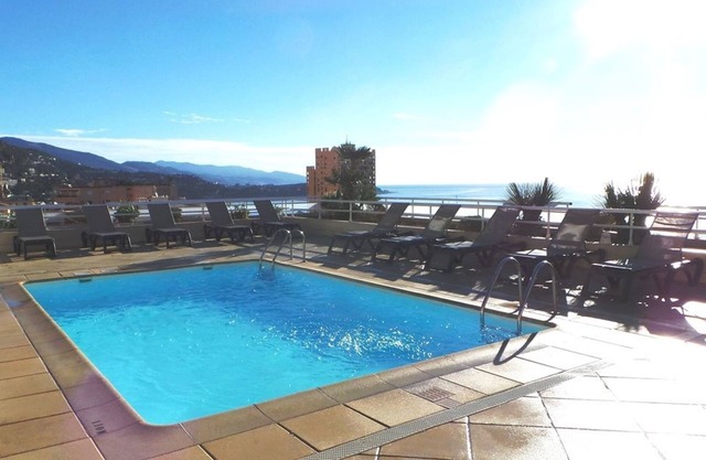 Magnificent apartment in a secure residence 50 meters from Monaco!