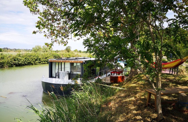 Magnificent barge for 4 people on the Canal du Midi, 5 minutes from the beach